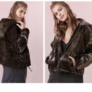 Silence + Noise | UO Velour Quilted Velvet Hooded Jacket | M/L